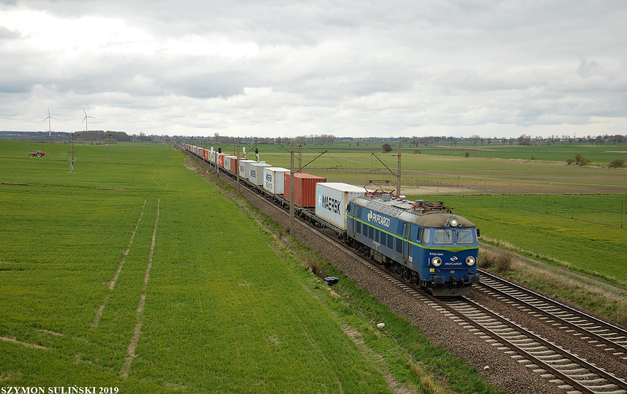 ET22-1044 ze składem kontenerów na szlaku Subkowy - Pelplin