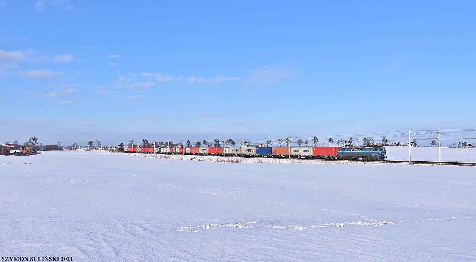 Policyjny byk z kontenerami