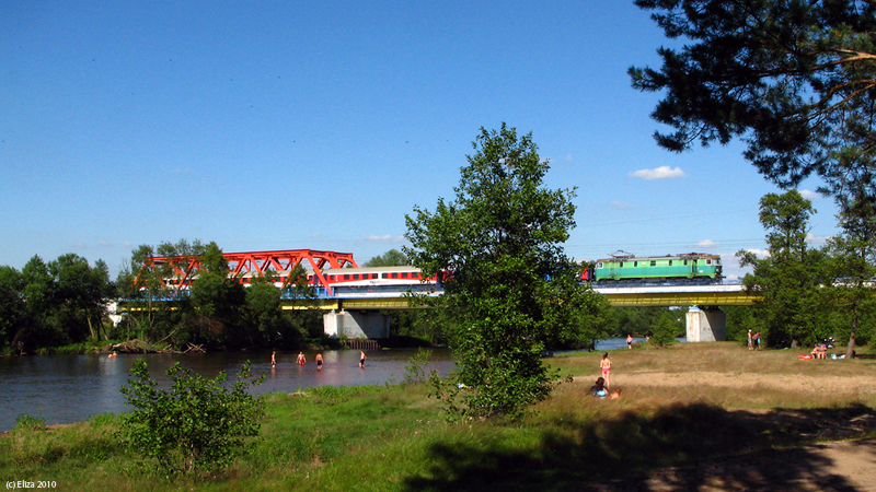 Nad rzeczką, opodal krzaczka