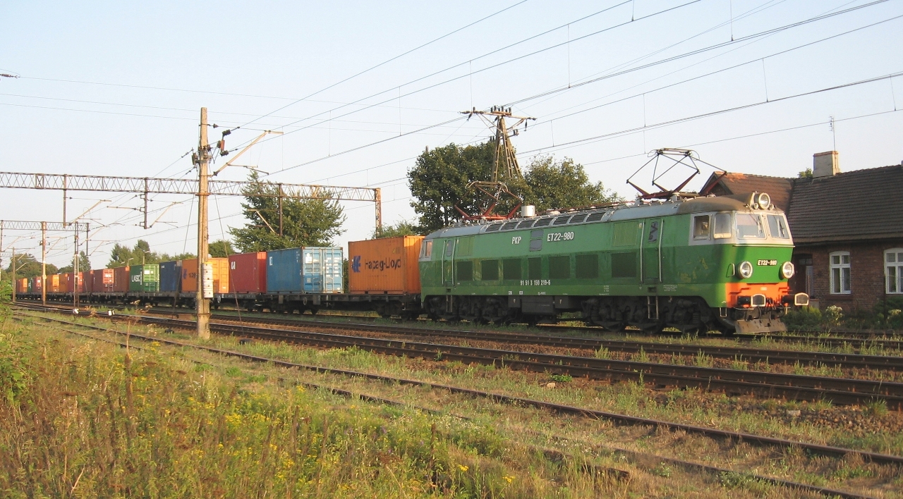 ET22-980 z kontenerowcem