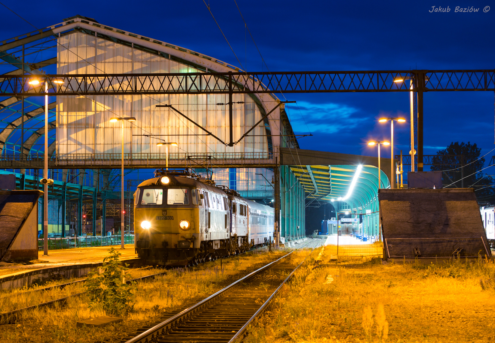 ET22-933 z osobowym nocą