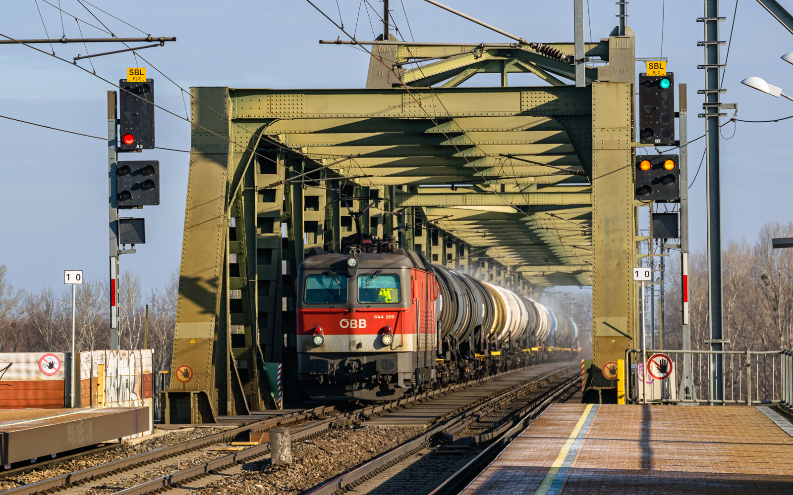 1144 ÖBB na moście nad Dunajem