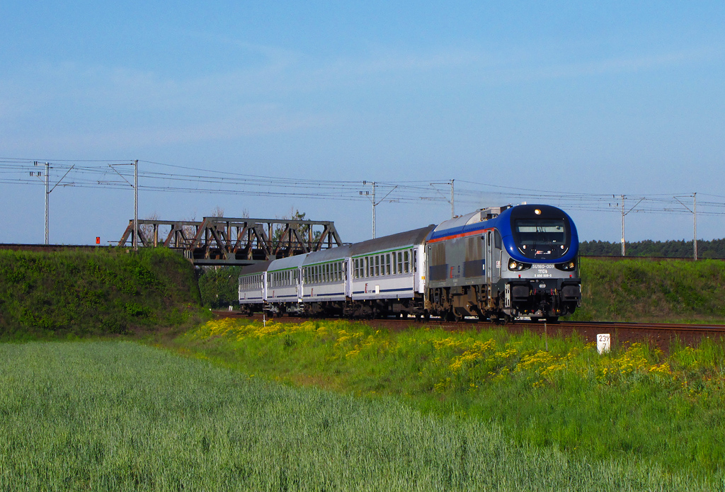 SU160-009 na wjeździe do Krzyża