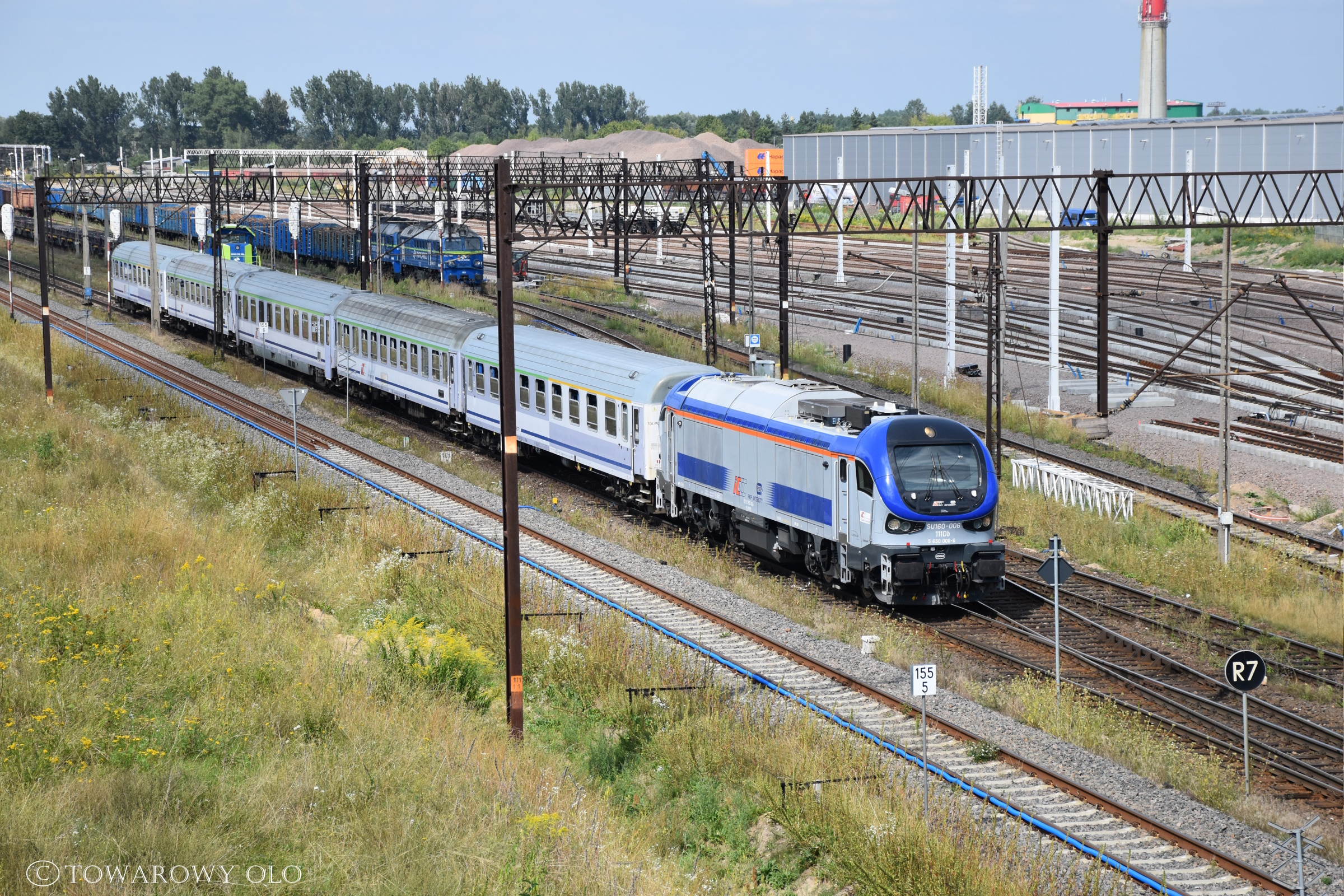 TLK BIEBRZA zbliża się do przejazdu kolejowego z przodu.