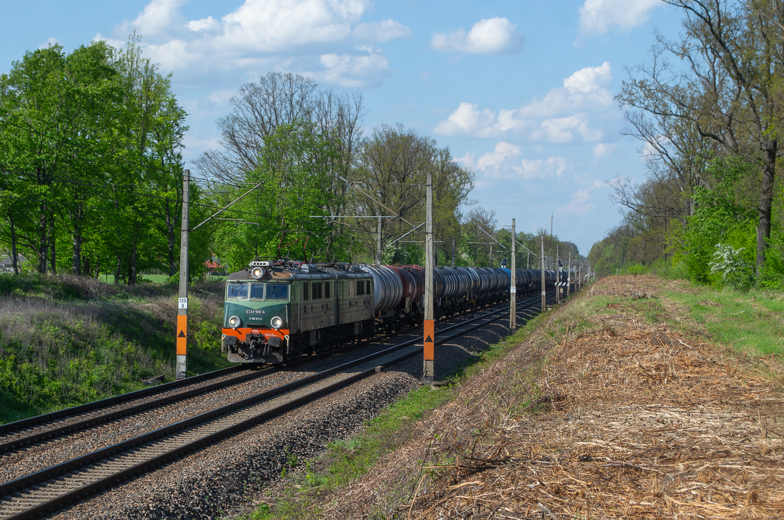 Bolek i lolek z cysternami.