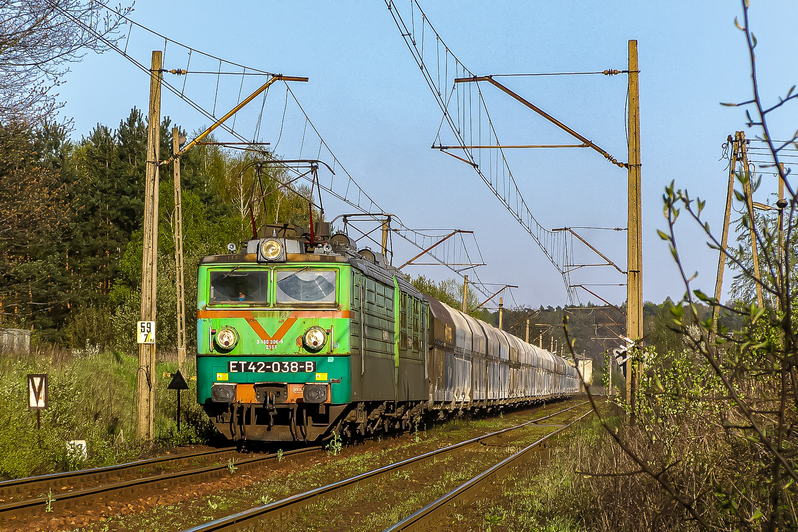 Czapajew na tle starej infrastruktury