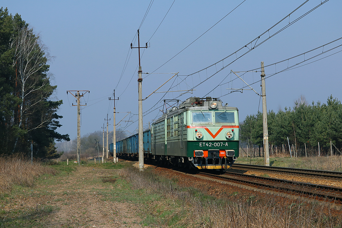 ET42-007 na wjeździe do Kostrzyna