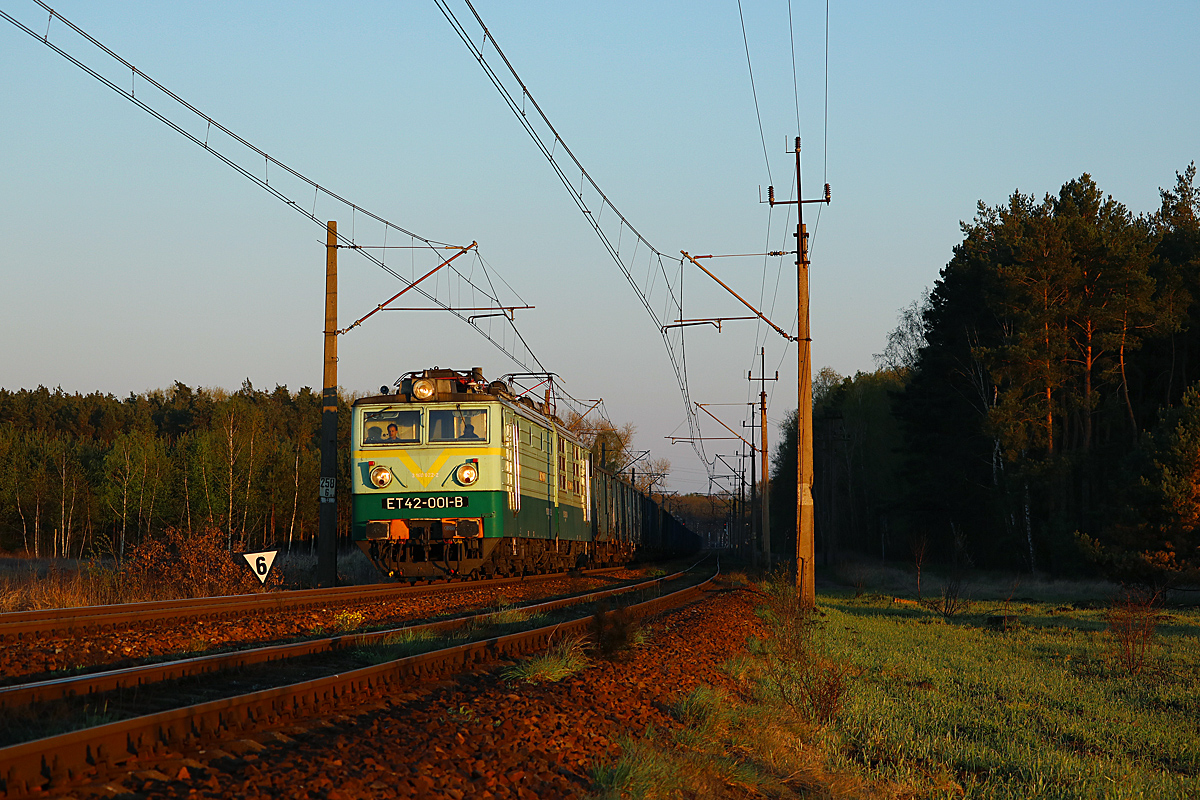 ET42-001 o zachodzie w Kostrzynie