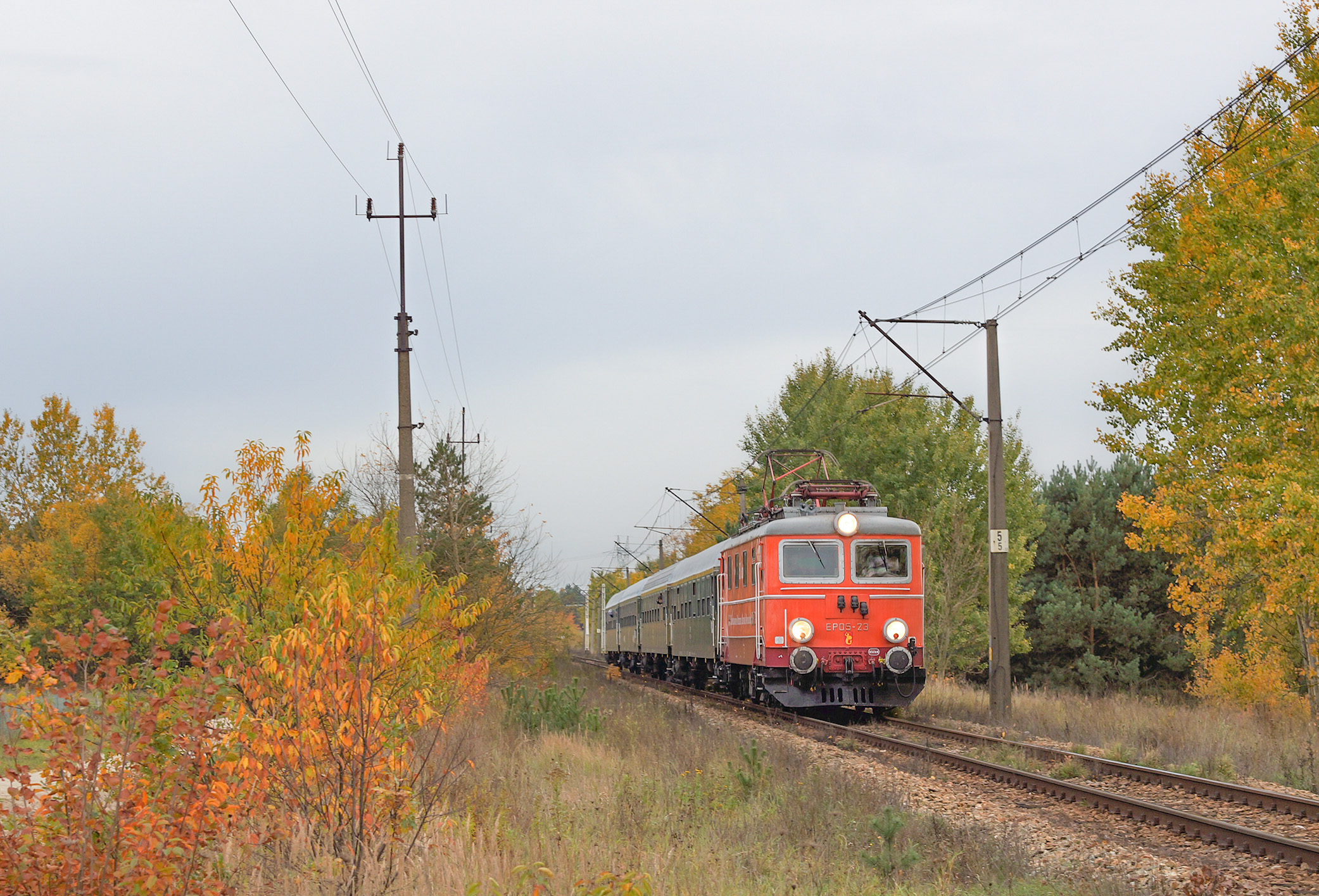 Zlikwidowana mijanka i EP05-23 w jesiennym, pochmurnym klimacie