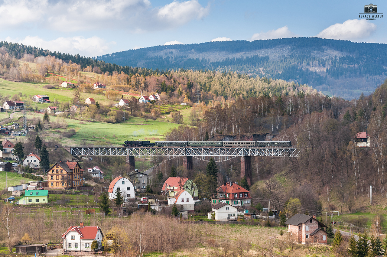 Parowozem u podnóża gór