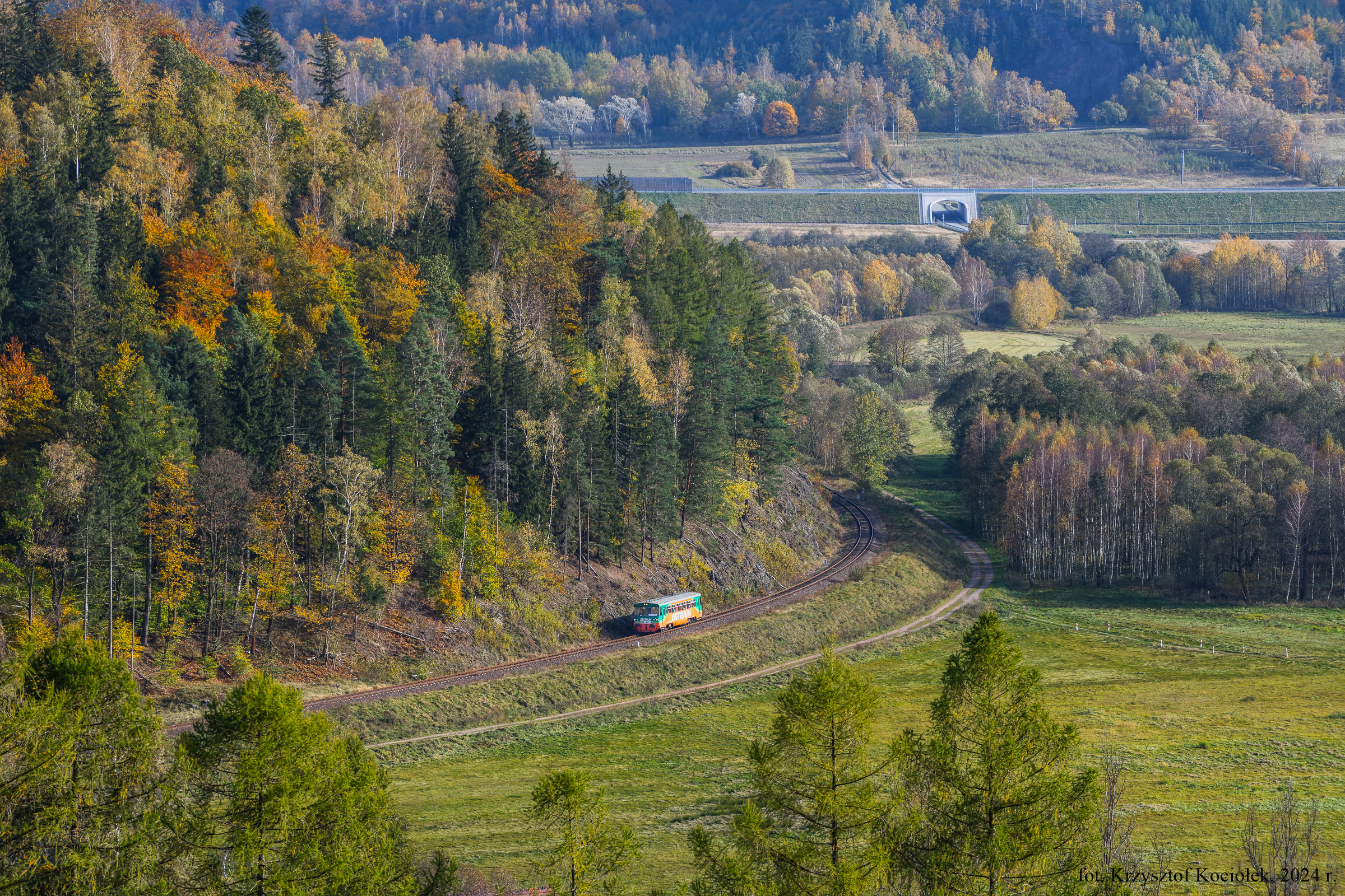 Motoraczek na łuku w Błażkowej