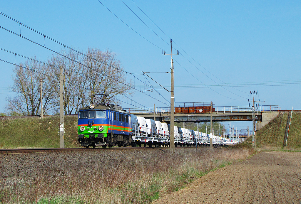 EU07E-157 z Volkswagenami