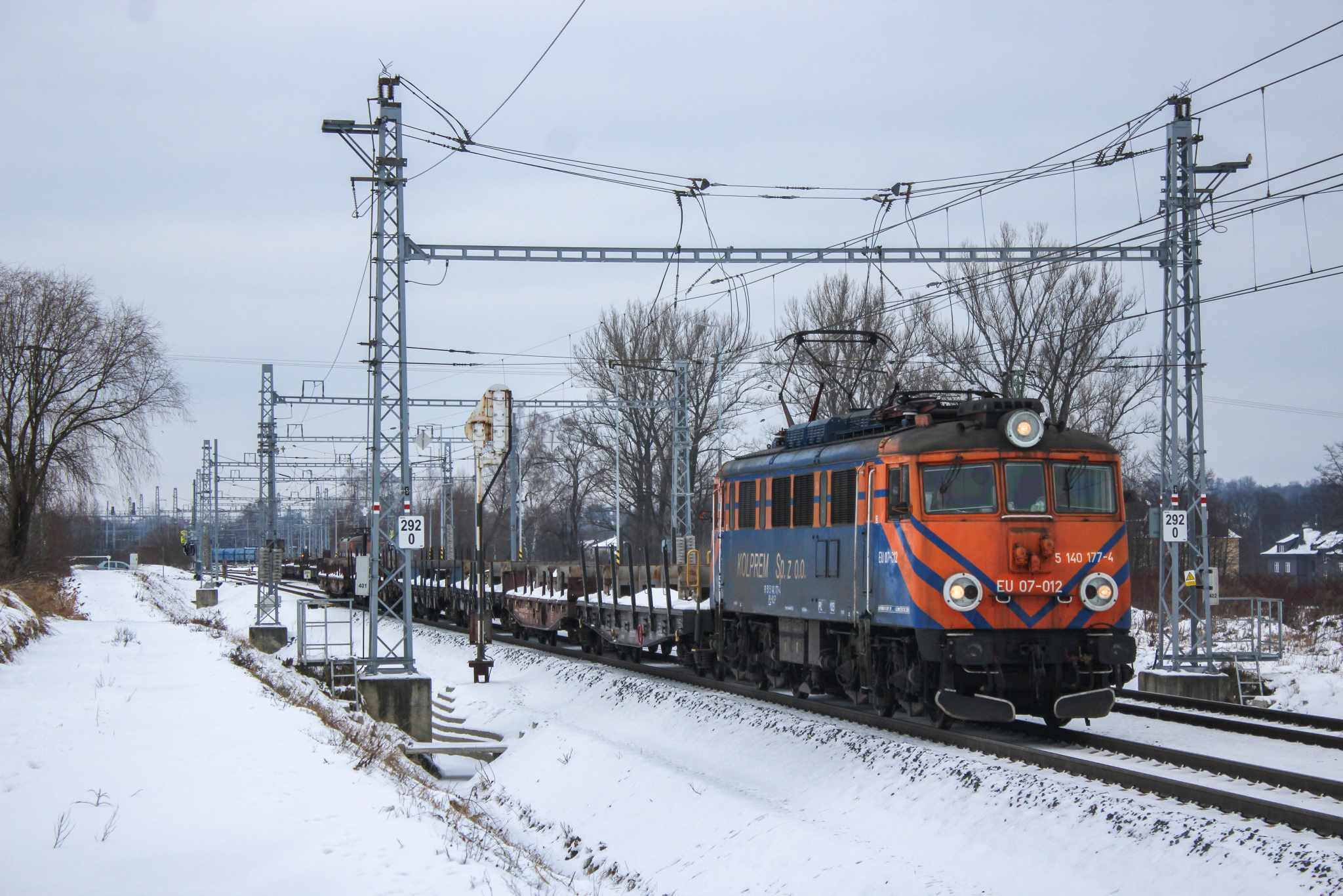 Siódema z platformami.