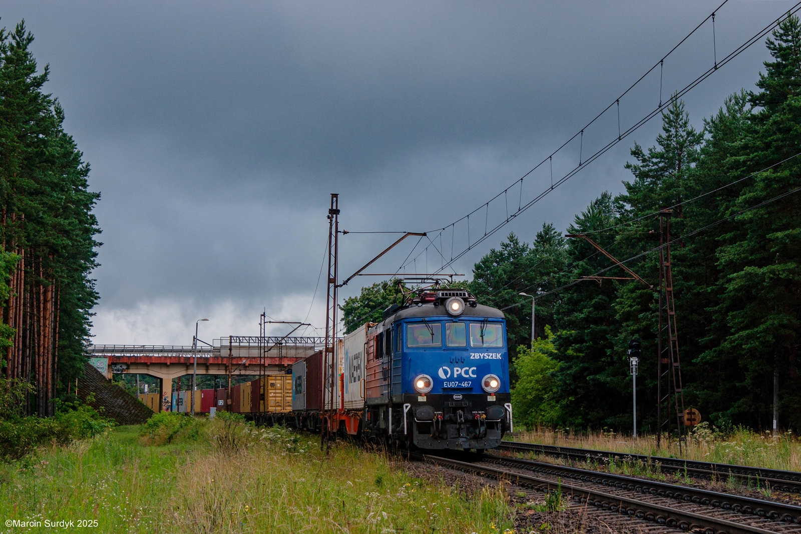 Zbyszek ucieka przed ulewą