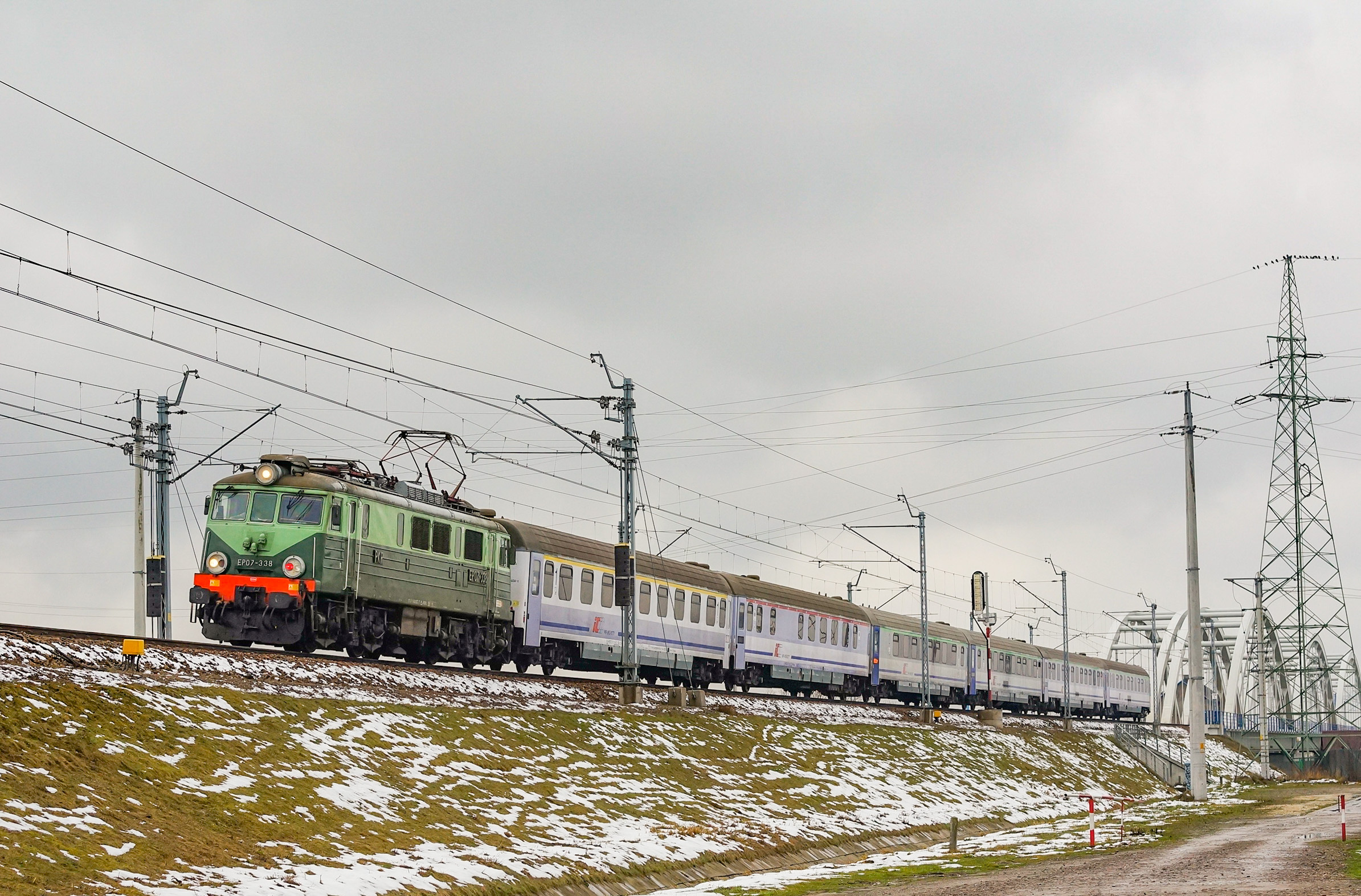 Trapez zjeżdża z mostu na Wisłoce
