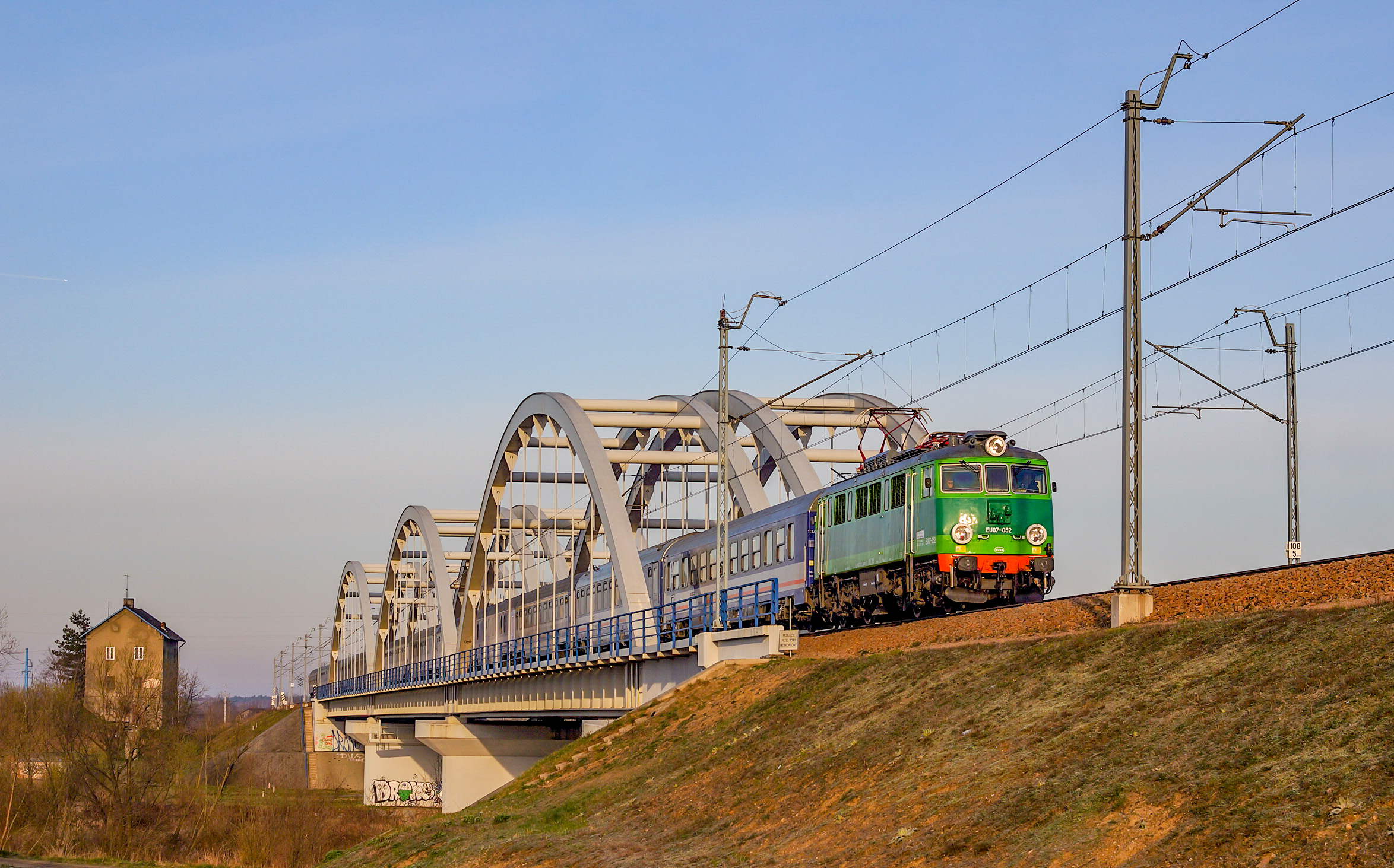 Piękna EU07-052 o poranku