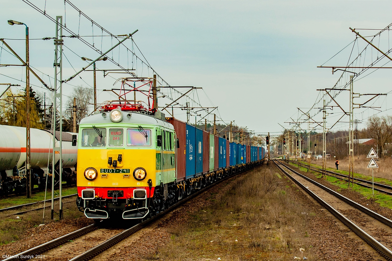 Pięć siedem dwa tysiące wyjazd podany...