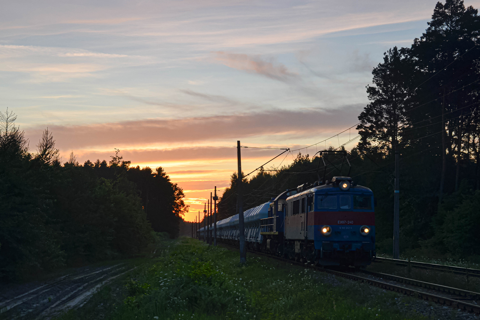 Późnym wieczorem o zachodzie słońca