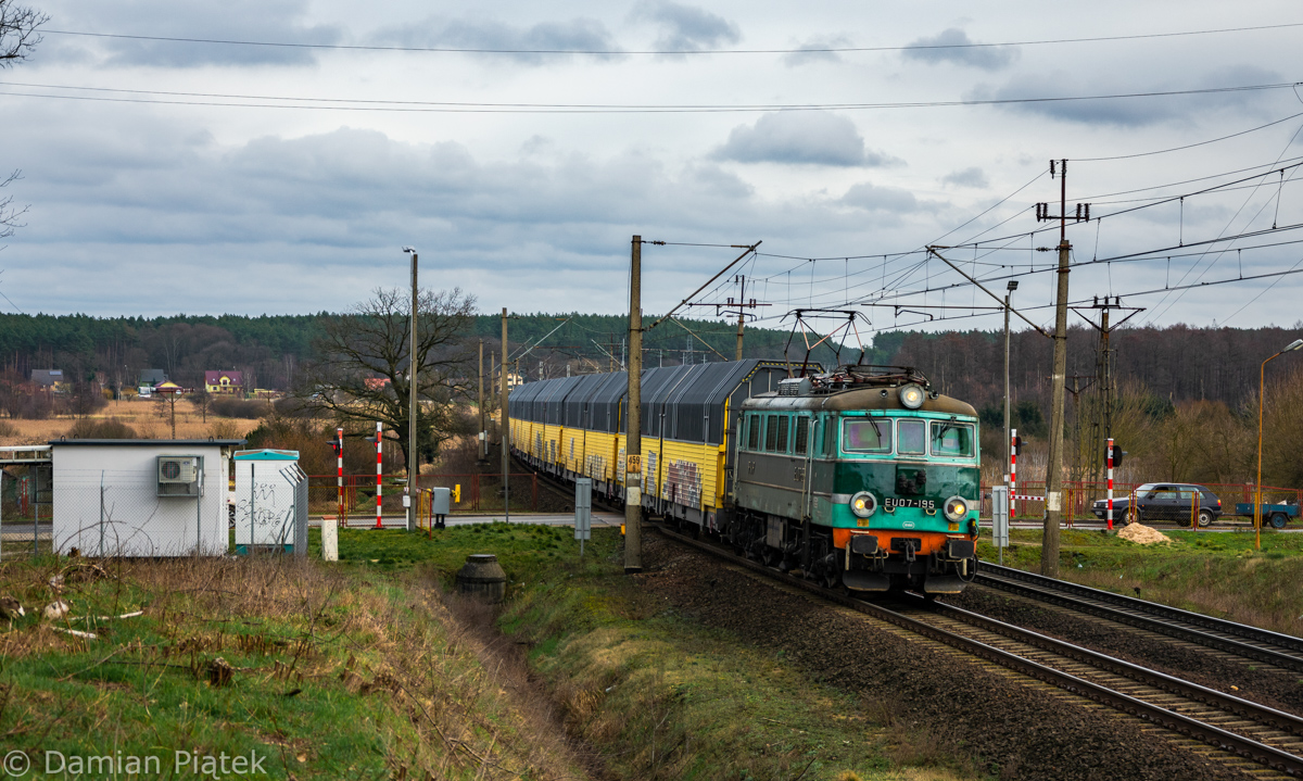 EU07-195 na przejeździe