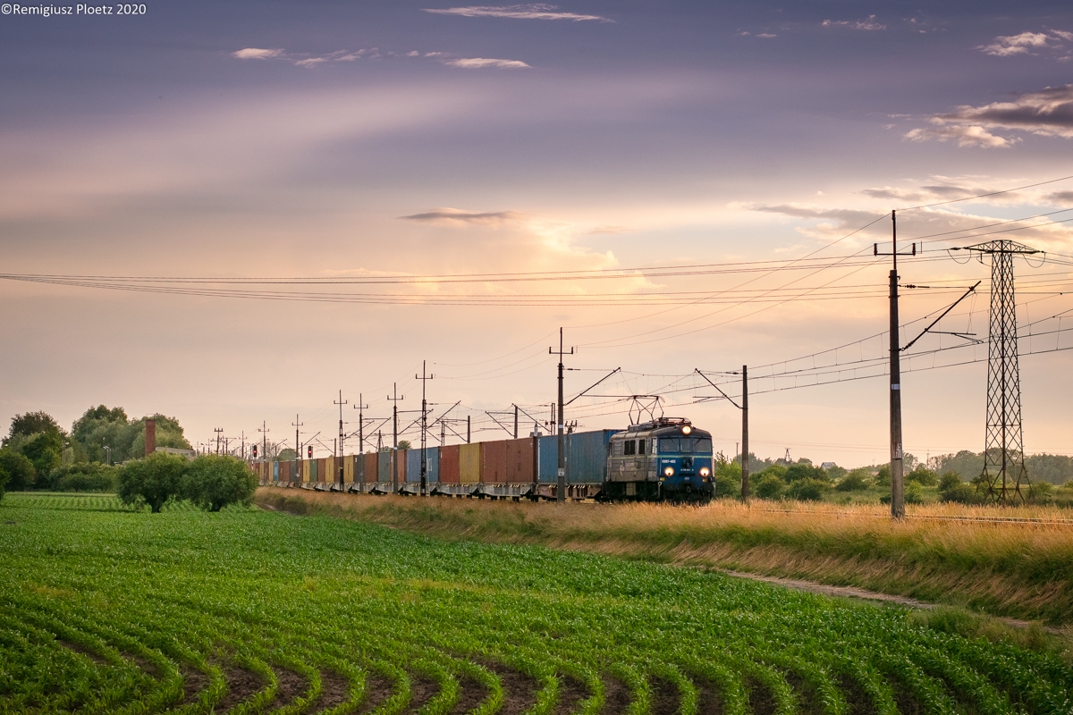 Flagowy kontener o zachodzie