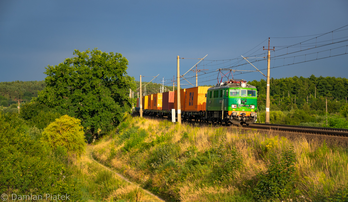 EU07-128 z kontenerowcem