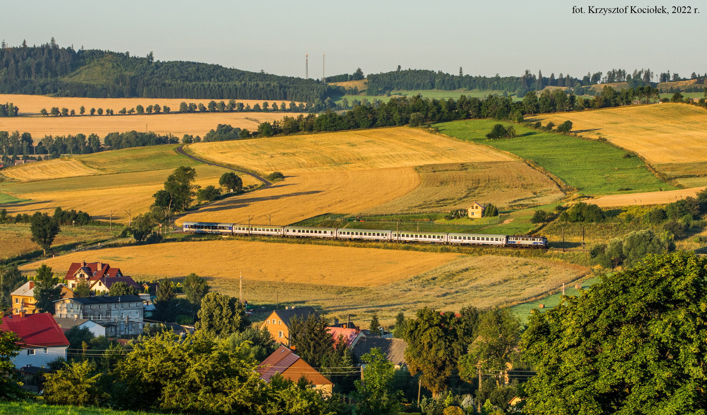Karkonosze w promieniach wschodzącego słońca