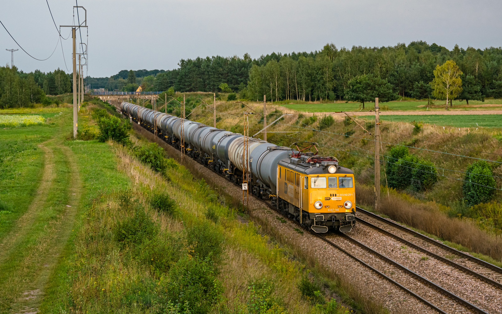 Żółta EU07 na koniec dnia