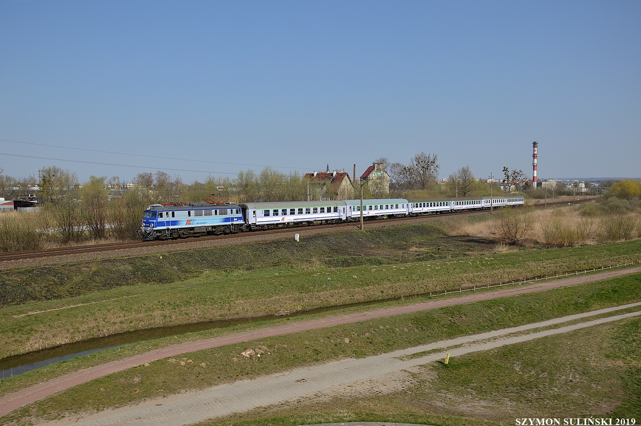 EP07-1050 z TLK Rybak opuszcza Elbląg