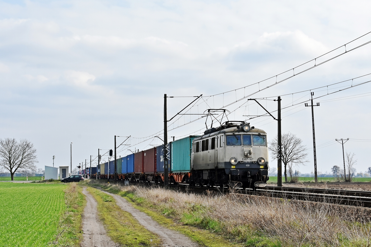 EU07-167 z kontenerami...