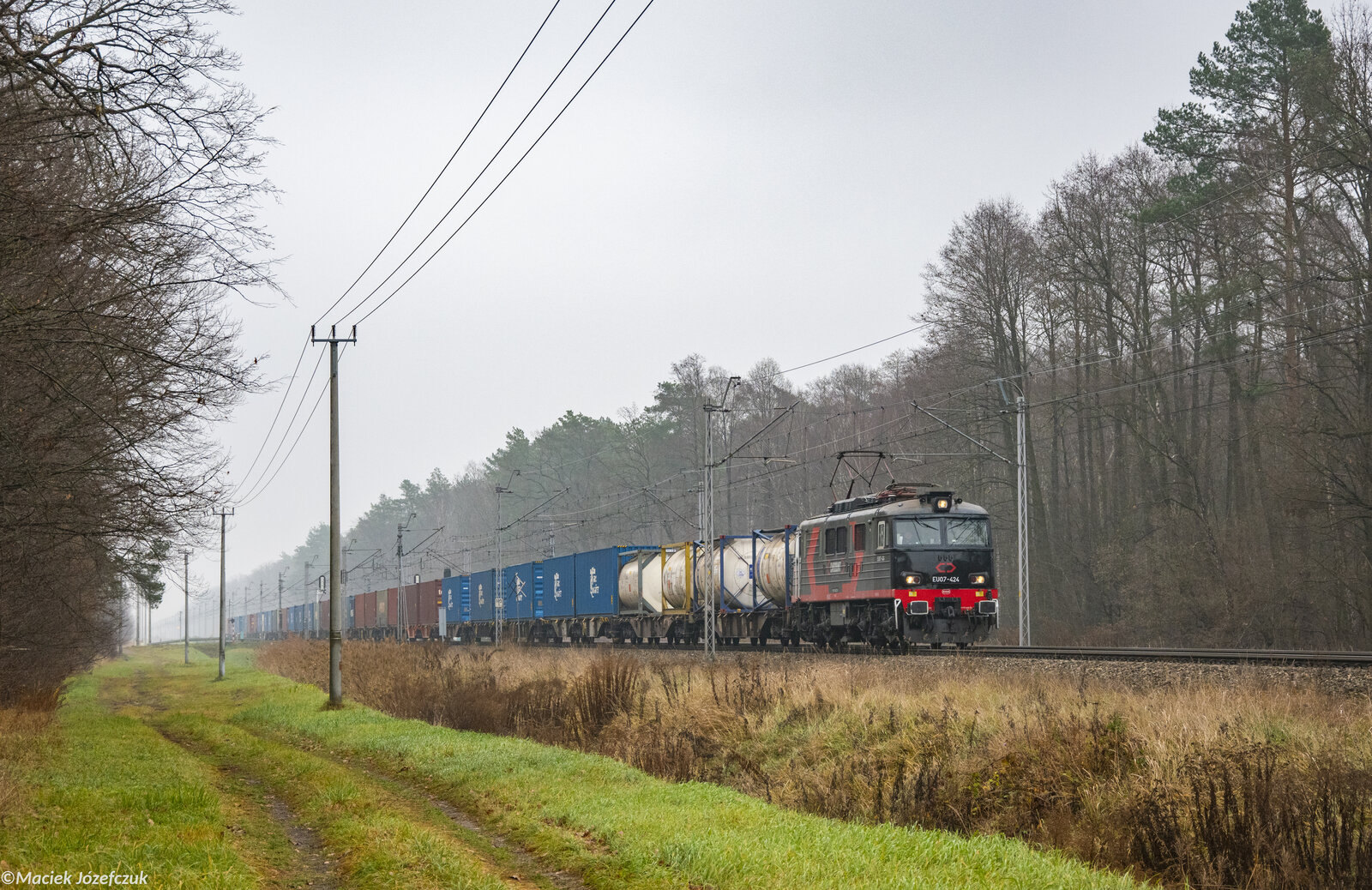 Siódemka 424 z kontenerami