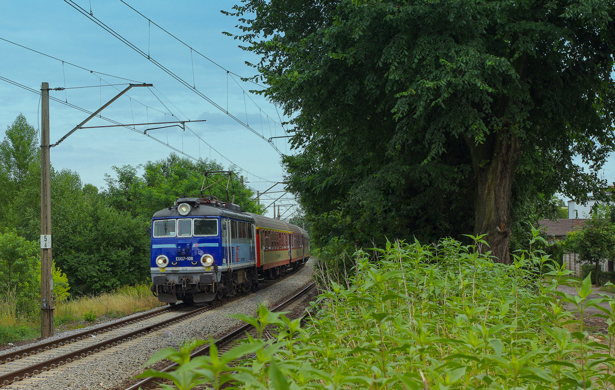 EU07-106 z IR "Pirania"