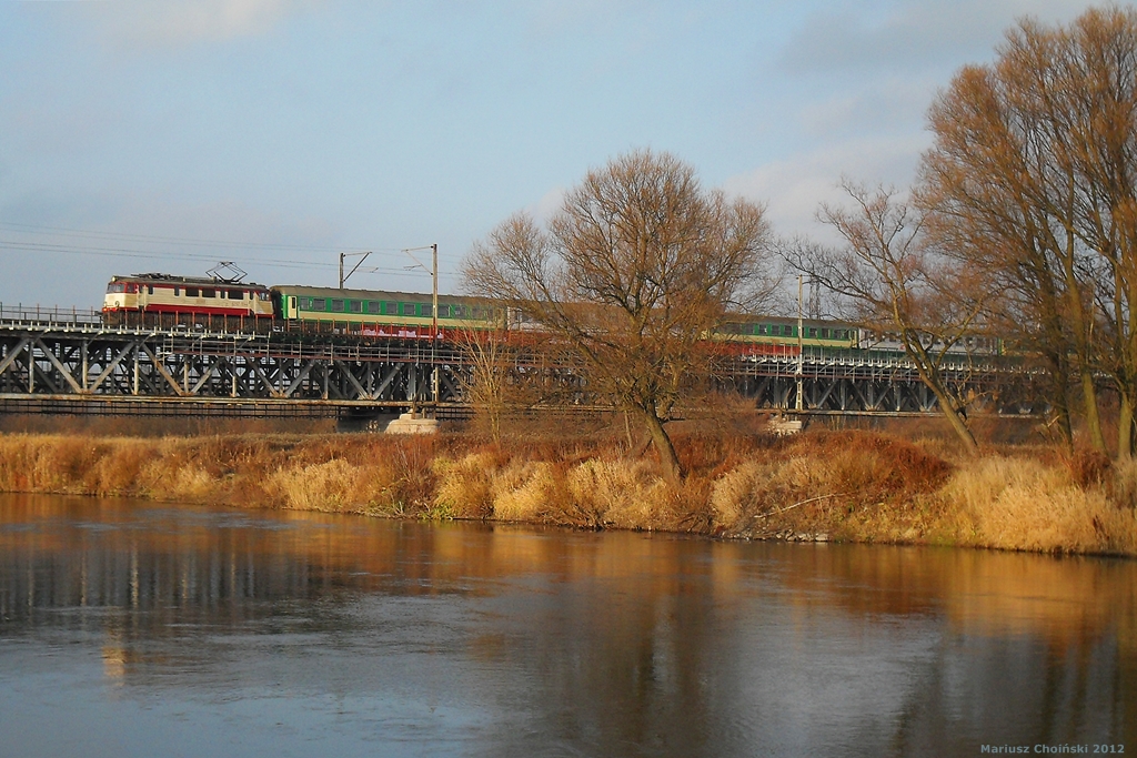 A dołem Warta płynie