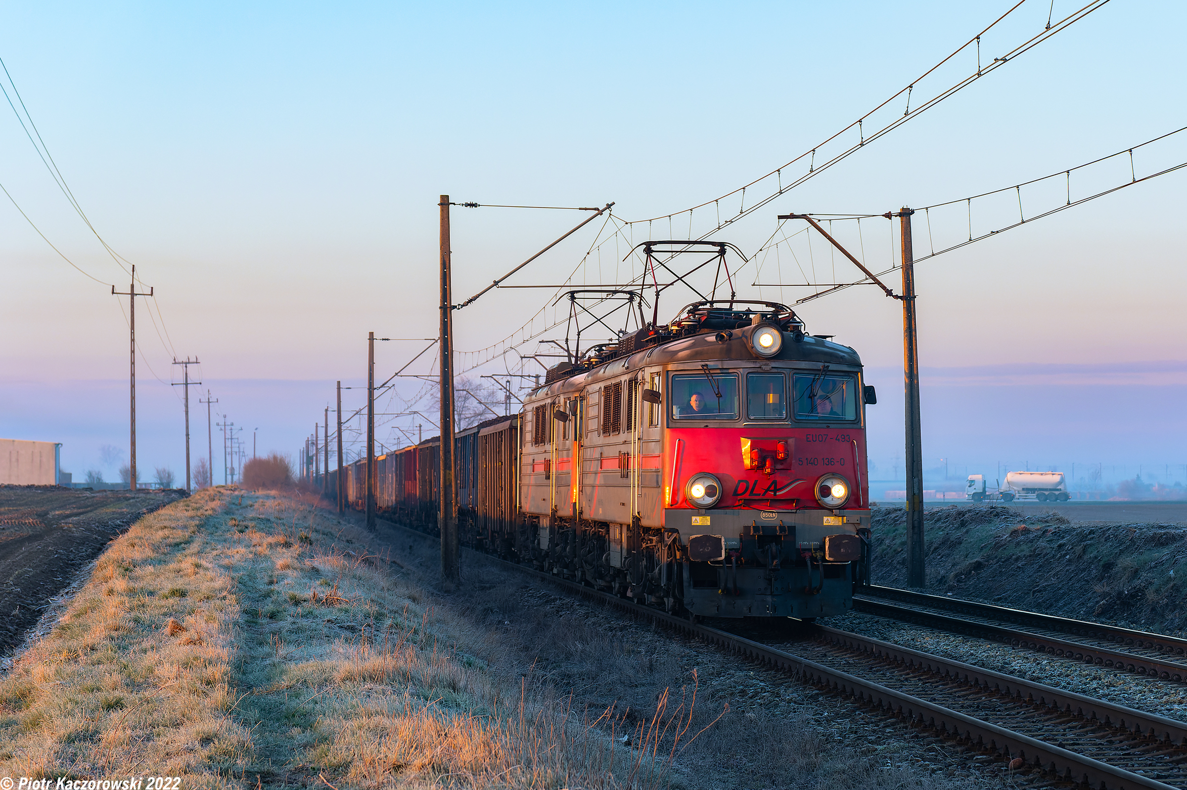 Towarowy o wschodzie słońca