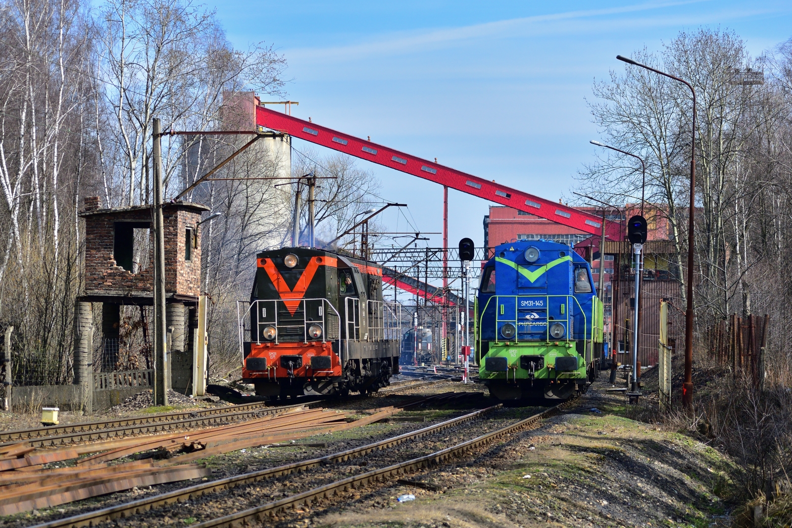 Dwie trumny na kopalni