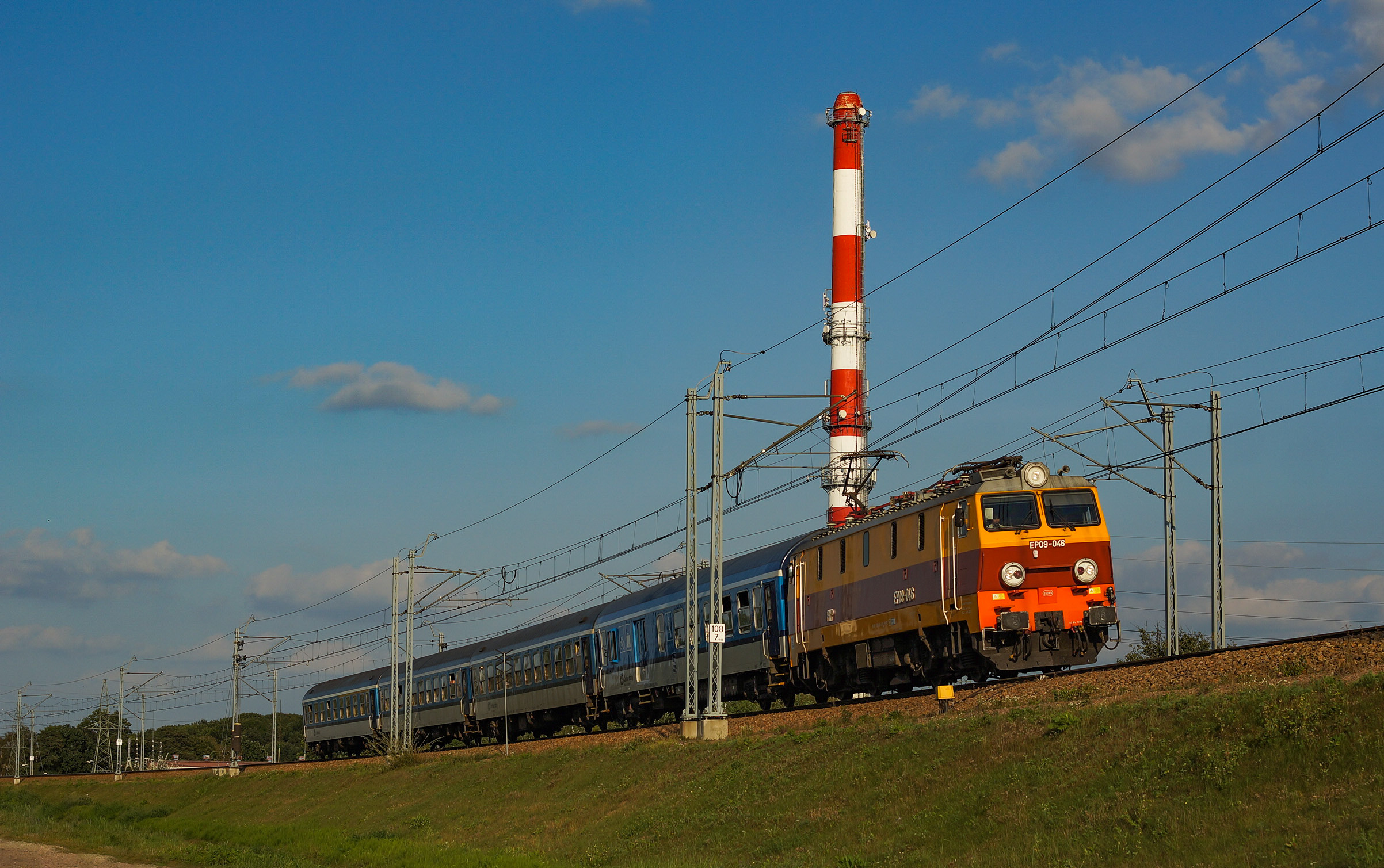 Złocisty Rodzyn na tle wysokiego komina...