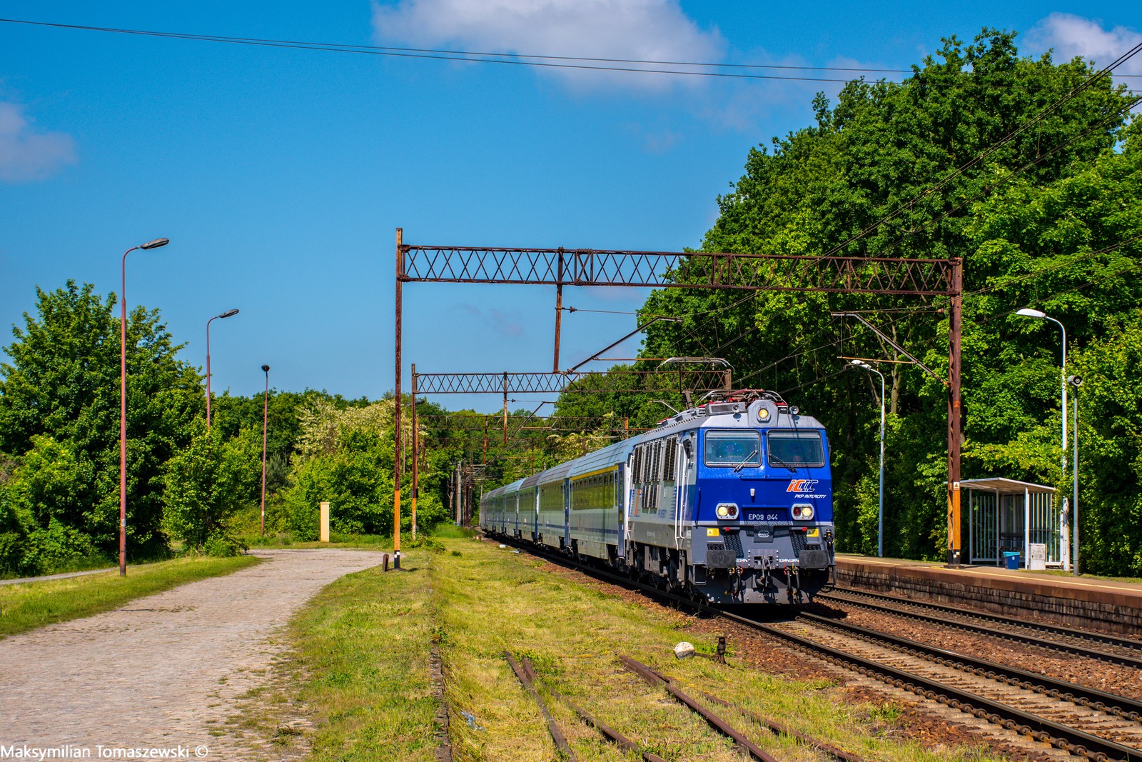 Dziewiątka przelotem przez Księginice