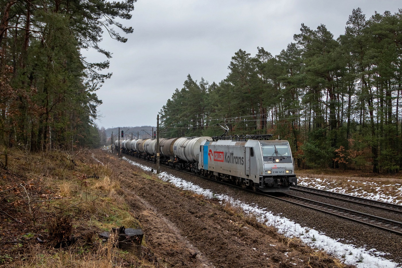 Traxx i ostatki śniegu