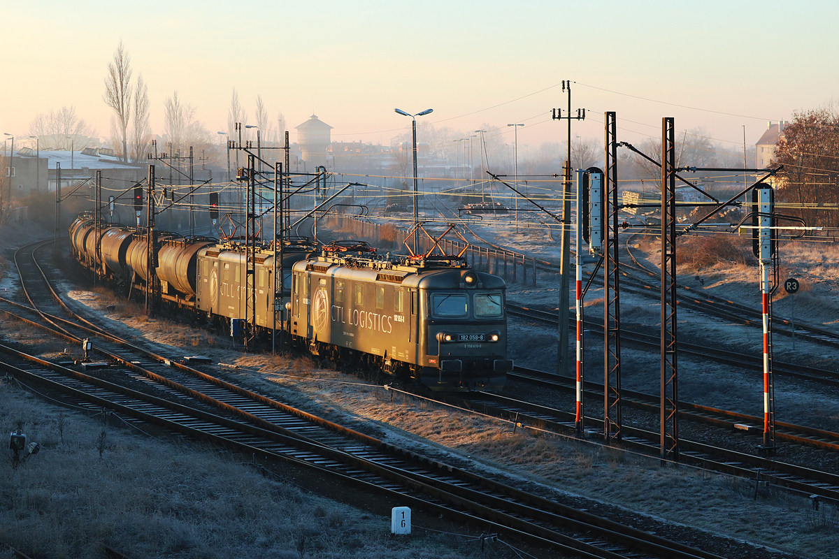 Kostrzyn o wschodzie słońca