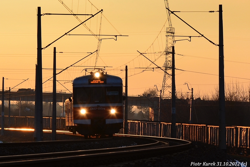 EN57 o zachodzie słońca