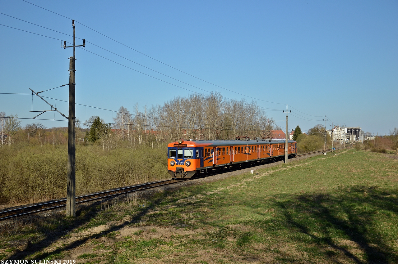 Jednostka EN57-1313 opuszcza stację Morąg