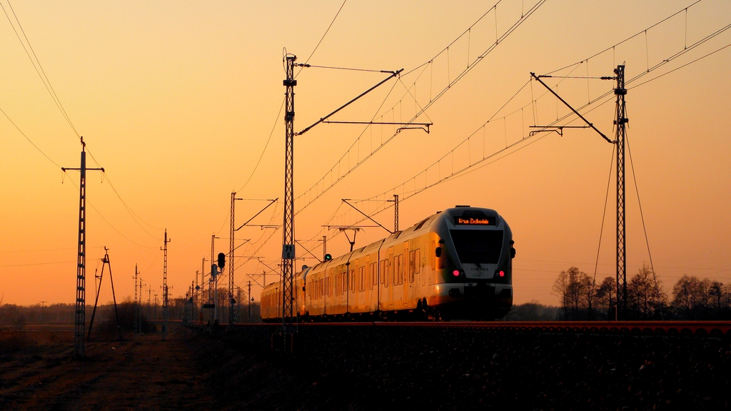 Flirtujący flirt z zachodem słońca