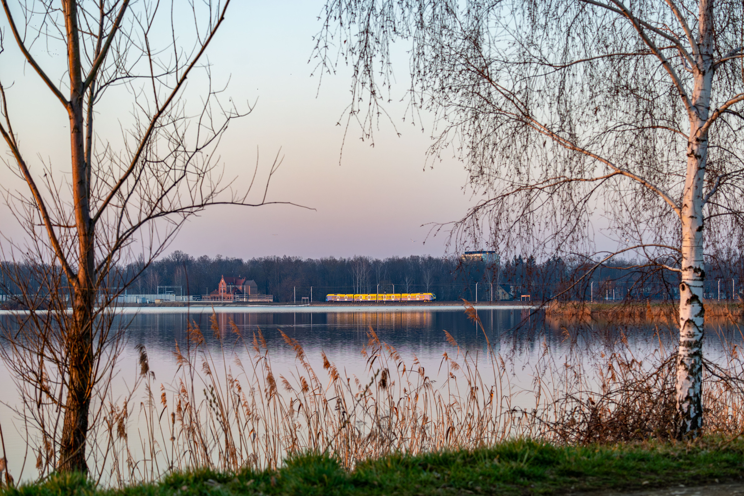 "Słońce już zaszło, jest wieczór na niebie"