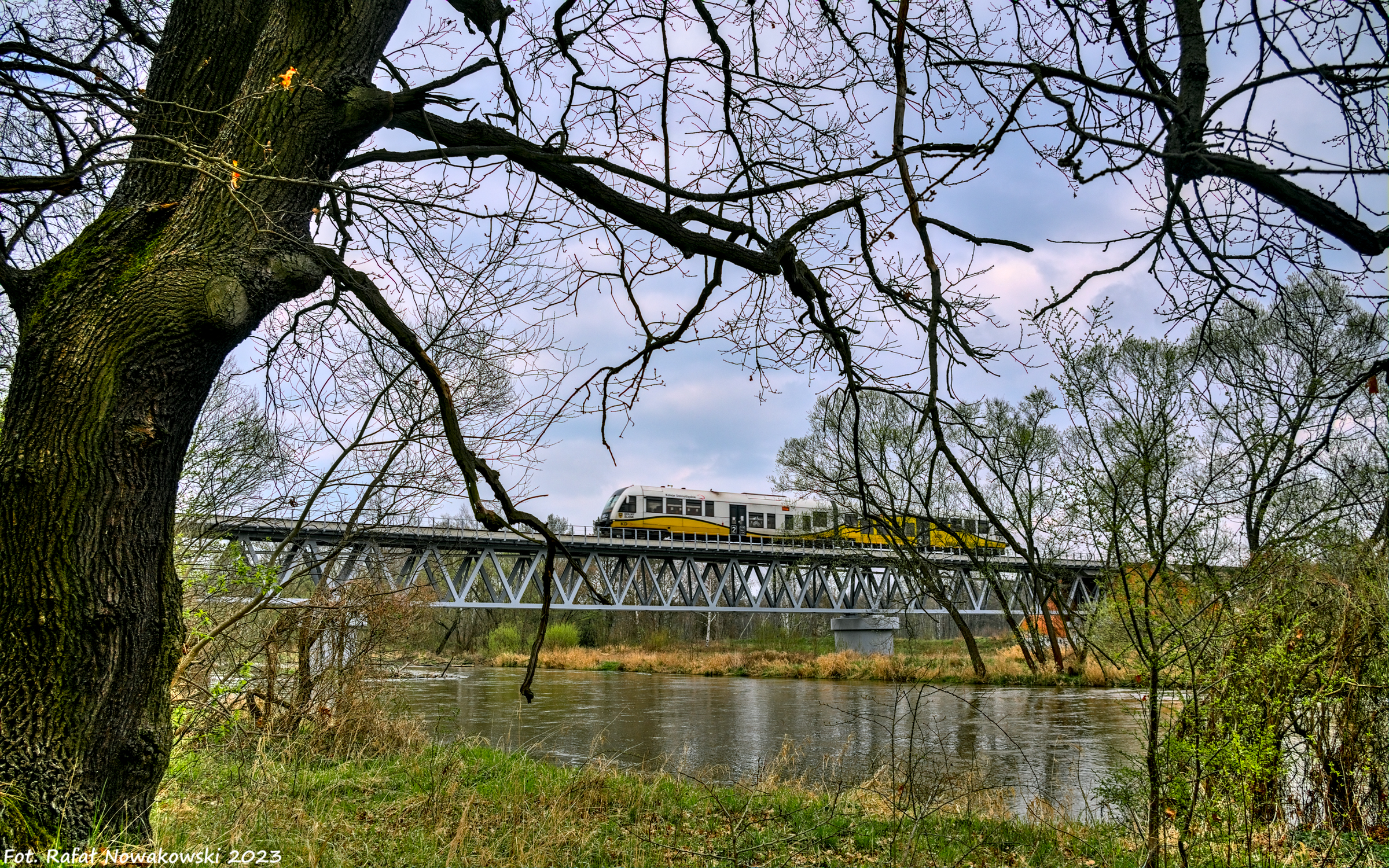 "Nad rzeczką, opodal krzaczka..."