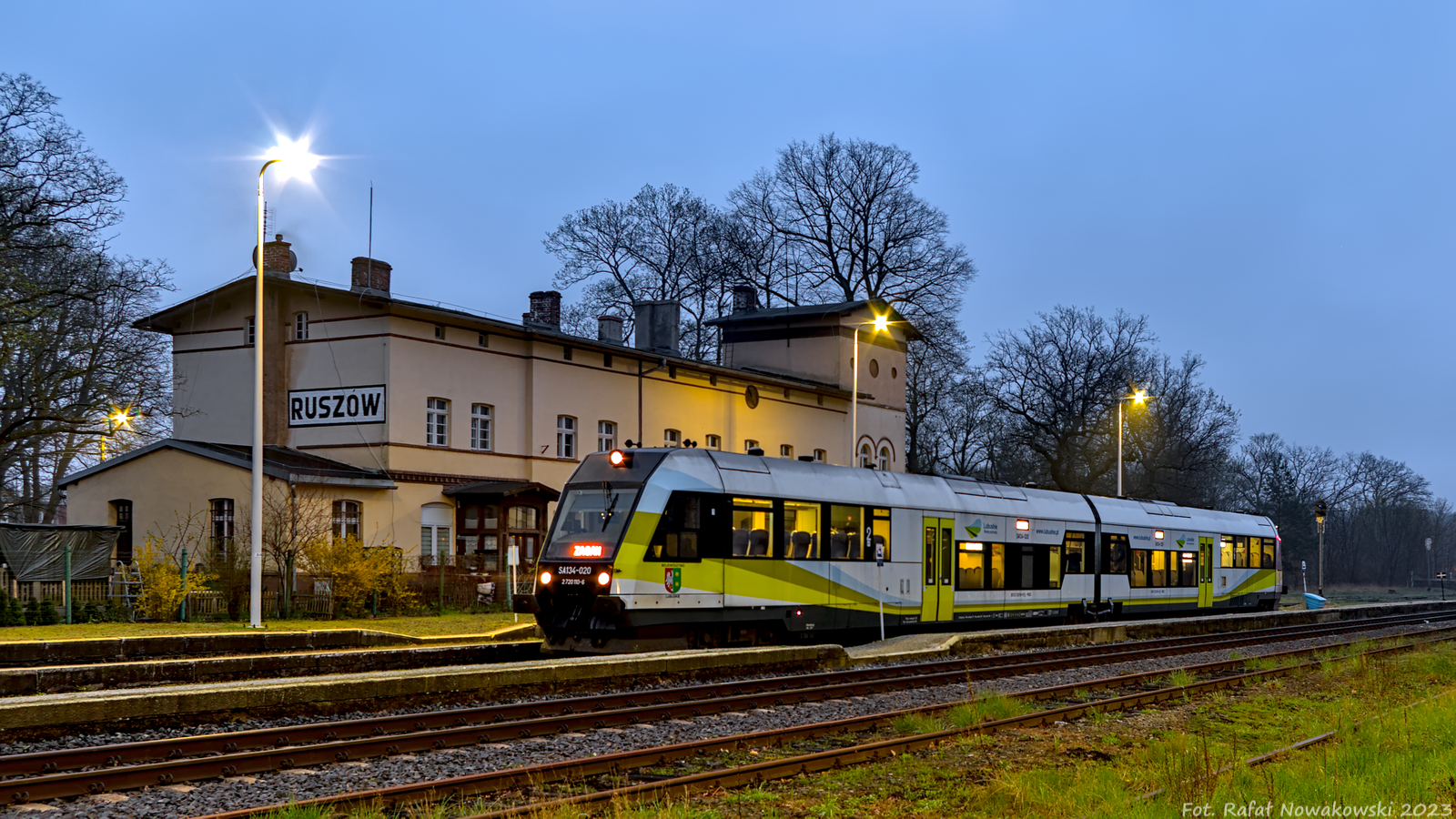 Ruszów prawie o zmroku