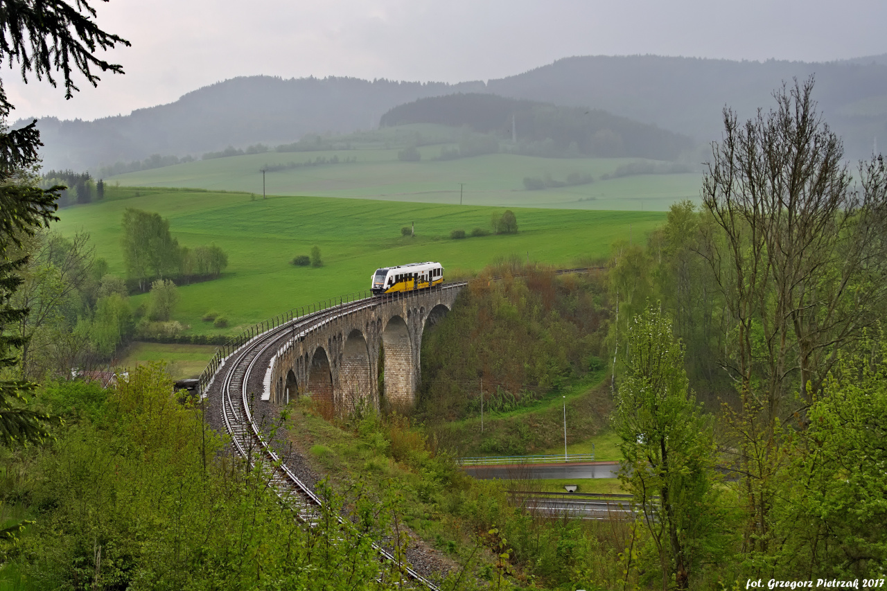 Plastik na wiadukcie