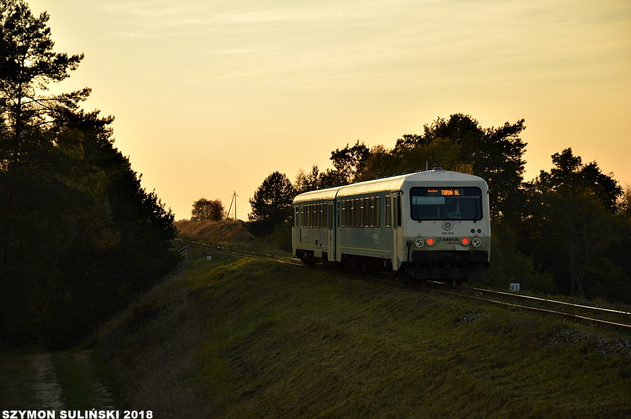 Szynobus 628.659 w październikowy wieczór