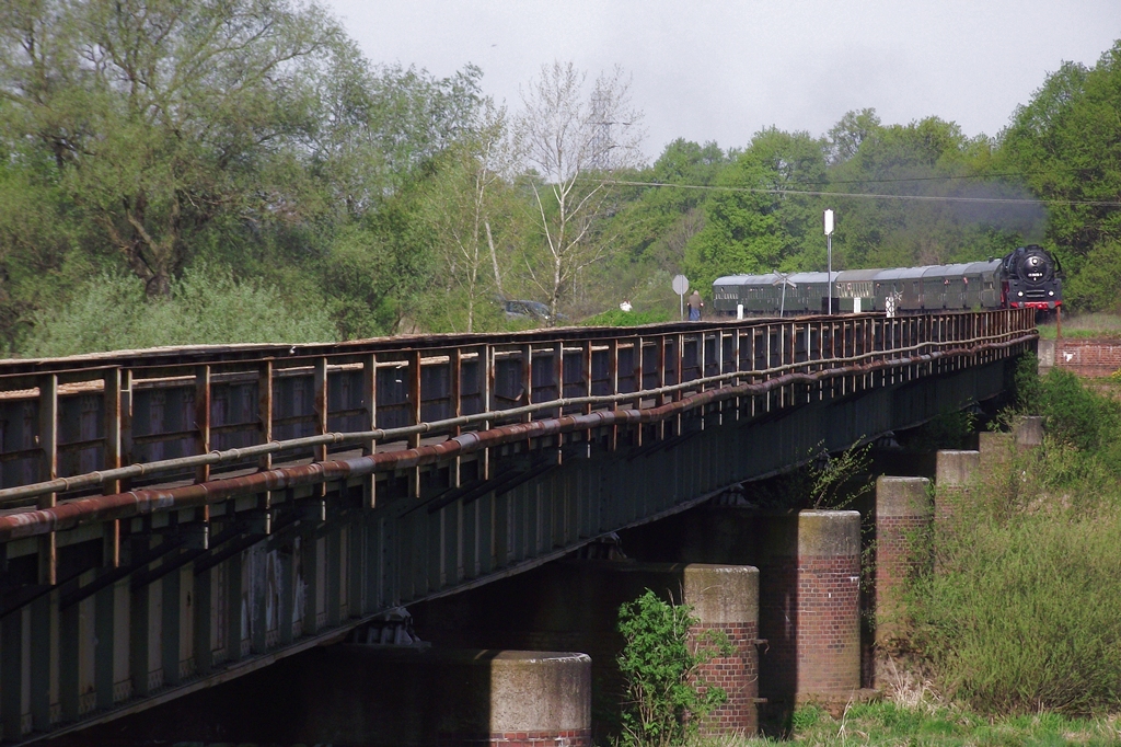 BR 010509-8 wjeżdża na most w Starym Raduszcu
