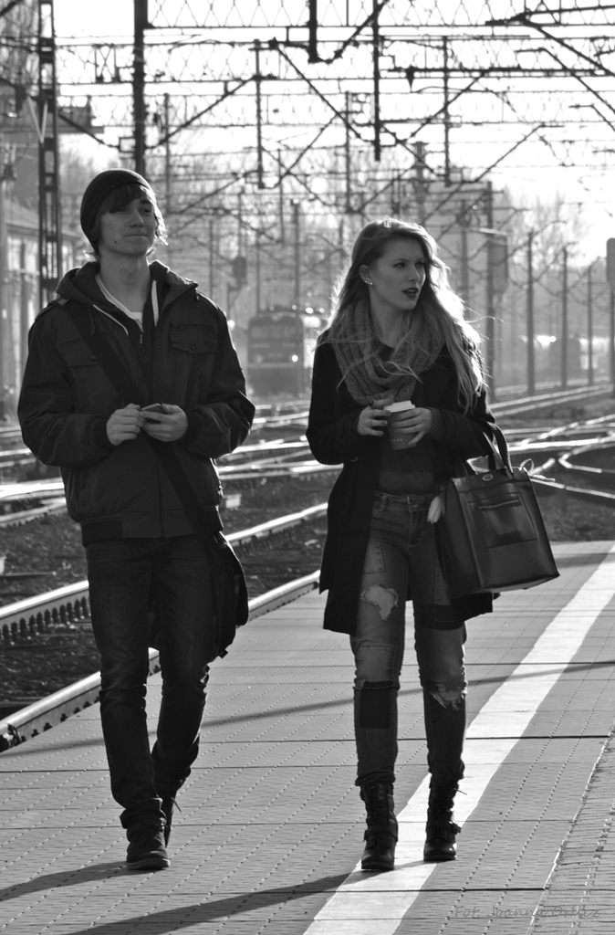 Miłość kwitnie na peronie...