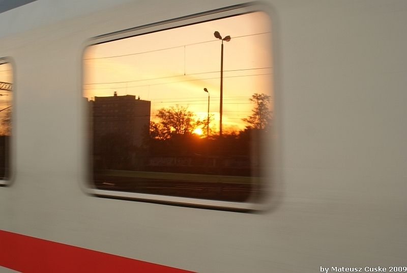 Zachód słońca w oknie