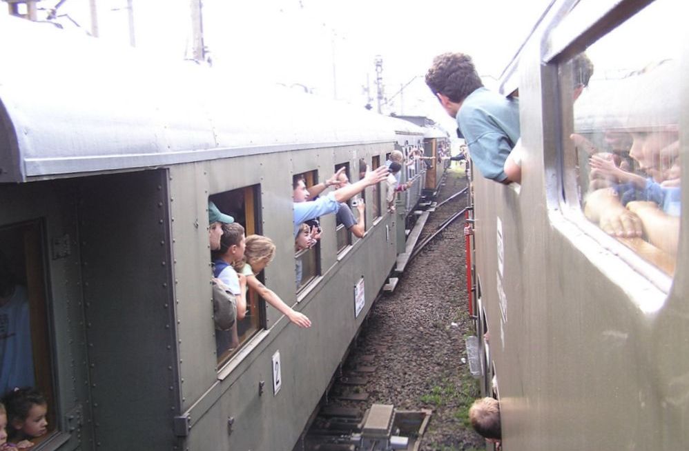 Równoległy wjazd składów retro#2